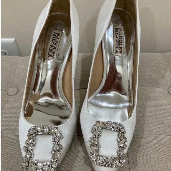 Badgley Mischka White Heels with Crystal Embellishment Size 8 - Picture 7 of 9